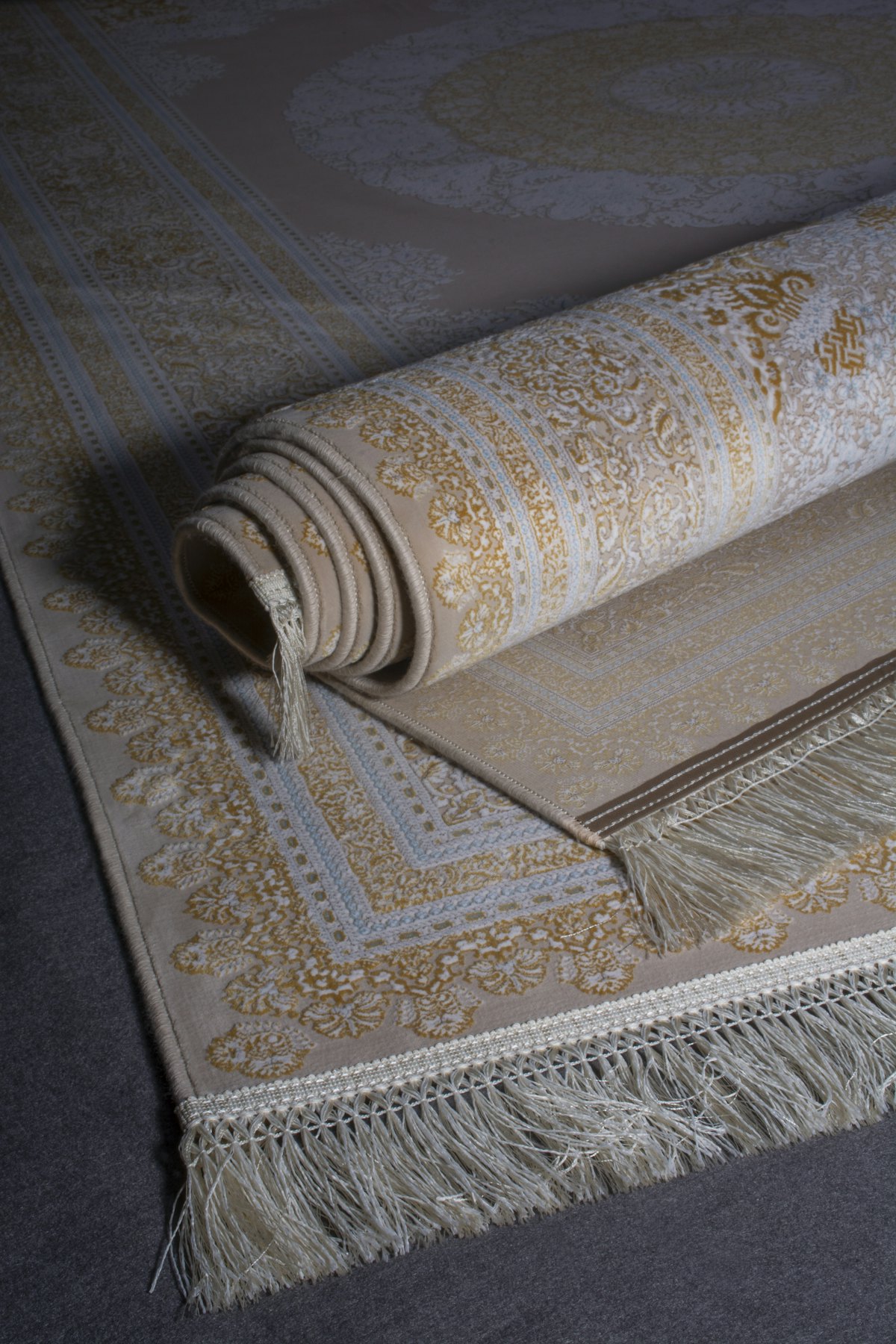 Patterned rug with fringed edges